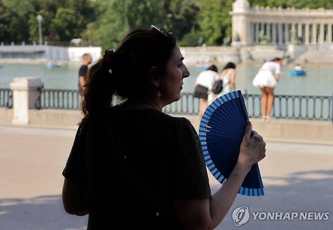 스페인 마드리드에서 더위를 피해 그늘에서 쉬는 여성 [AFP 연합뉴스 자료사진 재판매 및 DB 금지]