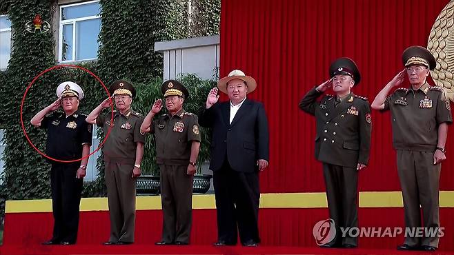 김정은 기록영화에 김명식 전 해군사령관 재등장 (서울=연합뉴스) 북한 조선중앙TV가 29일 방영한 기록영화 '위민헌신의 여정, 새로운 변혁의 2024년'에 김명식 전 해군사령관(빨간색 동그라미)의 모습이 삭제되지 않은 채 등장했다. 북한은 앞서 지난 13일 방영한 구축함 '강건호' 진수기념식 영상에서 김정은 국무위원장의 지난 3월 함선건조사업 현지시찰 사진을 재공개하면서 당초 김 위원장과 함께 있던 김명식 전 해군사령관을 완전히 삭제한 채 편집해 내보냈다. [조선중앙TV 화면] 2025.6.29 
    [국내에서만 사용가능. 재배포 금지. For Use Only in the Republic of Korea. No Redistribution] nkphoto@yna.co.kr