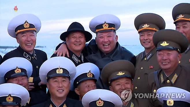 북한 김정은, 김명식 해군사령관과 모자 바꿔 쓰고 기념촬영 (서울=연합뉴스) 북한 김정은 국무위원장이 노동당 창건일인 지난 10일 함경남도 함주군 연포지구의 대규모 남새(채소)생산기지인 연포온실농장 준공식에 참석해 준공 테이프를 끊었다고 조선중앙TV가 11일 보도했다. 김 위원장이 김명식 해군사령관과 모자를 바꿔 쓰고 기념촬영 하며 활짝웃고 있다. [조선중앙TV 화면] 2022.10.11 
    [국내에서만 사용가능. 재배포 금지. For Use Only in the Republic of Korea. No Redistribution] nkphoto@yna.co.kr