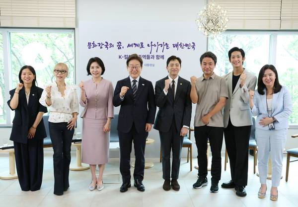 이재명 대통령이 30일 서울 용산 대통령실 파인그라스홀에서 열린 문화예술계 수상자 간담회를 마치며 참석자들과 기념촬영을 하고 있다. 2025.6.30 /연합뉴스