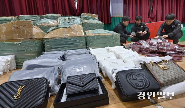밀수조직으로부터 압수한 명품 브랜드 위조품의 모습. 사진은 기사 내용과 관련 없음. /경인일보DB