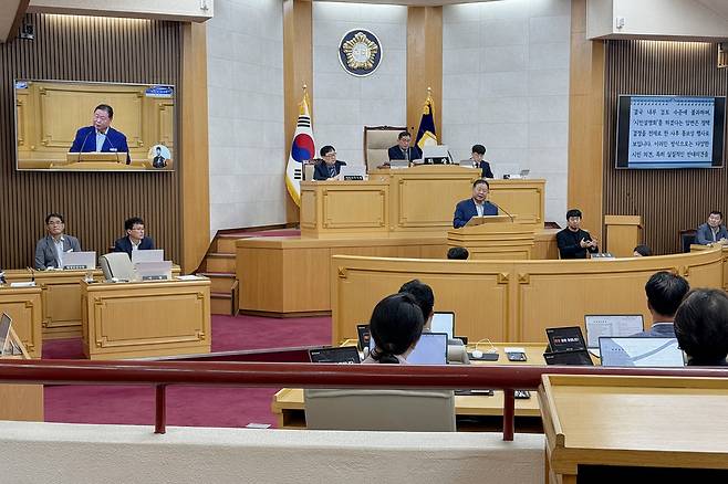 ▲ 김경일 파주시장이 30일 열린 제257회 파주시의회 제1차 정례회 제2차 본회의에서 박은주 의원의 시정질문에 답변하고 있다.