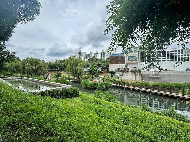 ▲ 30일 오후 1시쯤 인천 부평구 갈산동 부평굴포누리 기후변화체험관 갈산유수지 모습. /홍준기 기자 hong@incheonilbo.com