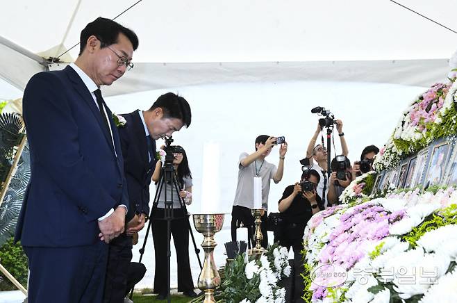 정명근 화성시장과 배정수 화정시의장이 30일 오전 화성시 서해마루유스호스텔에서 진행된 씨랜드 화재 참사 희생자 26주기 추모제에서 헌화하고 있다. 임채운기자
