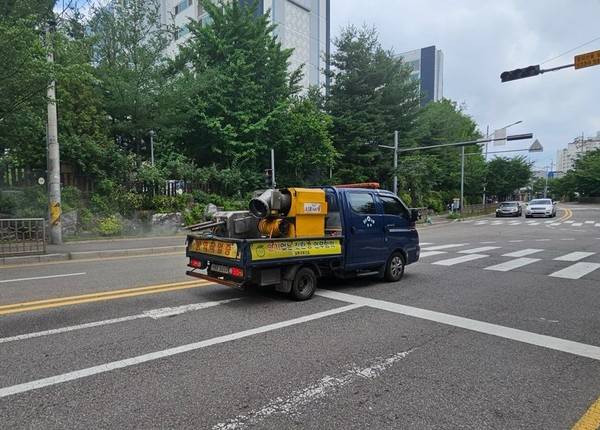 남동구 일대에서 방제 작업을 실시하는 모습 [사진 = 남동구청]