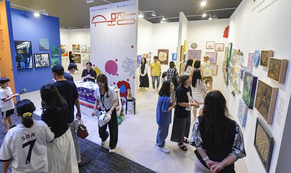 지난 29일 수원특례시 영통구 수원컨벤션센터에서 열린 '2025 화랑미술제 in 수원'을 방문한 시민들이 수문장 수원특별전 부스에서 작품을 감상하고 있다.김태완 기자 lift@kihoilbo.co.kr