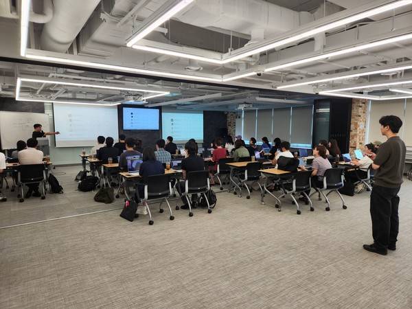 온라인스토어 개설 실습 모습.<인천대 제공>