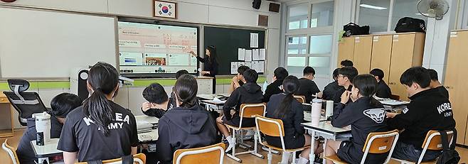 나주 매성고등학교 ‘매성 에듀브릿지 연구회’가 협업 프로젝트로 2030교실 수업 공개를 하고 있다.<전남도교육청 제공>