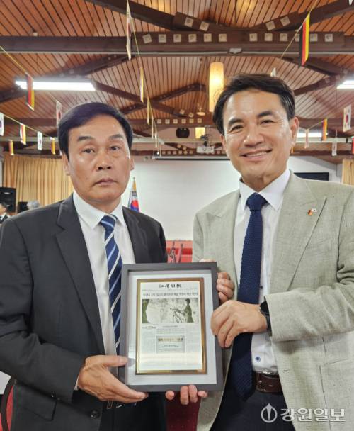 ◇김진태 강원특별자치도지사가 지난 27일 파독광부협회인 재독한인글뤽아우프회(회장:심동간)에 강원일보가 동판으로 제작한 특집기사를 전달하고 있다.