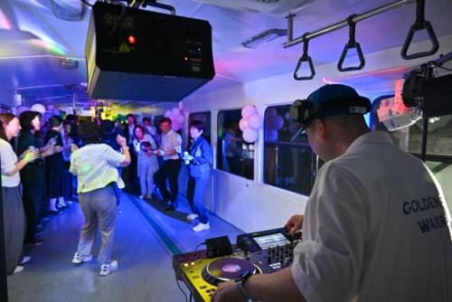 ◇국내 최초의 레일바이크인 정선레일바이크가 개장 20주년을 맞아 30일 여량면 구절리역과 제2터널 구간에서 최승준 정선군수를 비롯한 전영기 정선군의장 등 기관단체장과 관광가이드, 정선DMO사업단 관계자 등 50여명이 참석한 가운데 ‘DJ와 함께하는 터널 뮤직열차’를 선보여 눈길을 끌었다.