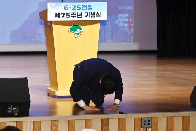 임종식 경북교육감이 6·25전쟁 제75주년 기념식에 참석해 국가유공자 분들과 순국선열에 대해 감사의 인사를 전하며 큰절하고 있다. 임 교육감은 부친도 참전용사다. 김영진 기자