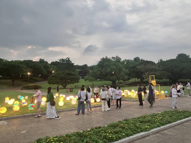 달성공원에서 열리고 있는 야외 전시 전경. 대구현대미술가협회 제공