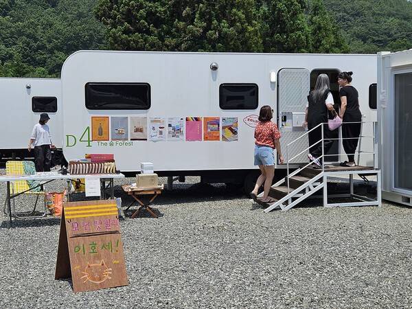 지난달 27일 창원 더숨포레스트 카라반 오토캠핑장에서 열린아트경남 아트쇼를 찾은 방문객 등이 작가의 쇼룸으로 변신한 카라반 내부로 들어서고 있다. 백지영기자