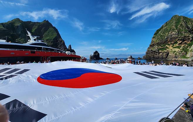 서경덕 울릉도 홍보대사와 독도탐방객들이 지난 29일 독도에서 대형태극기를 펼치는 퍼포먼스를 열고 있다. /서경덕 SNS 캡쳐