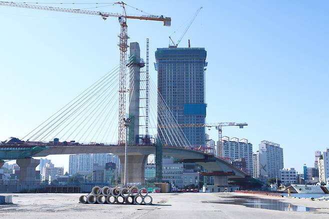 주상복합 프로젝트로 건설 중인 항구동의 자이 디오션 공사 현장. /임창희 기자