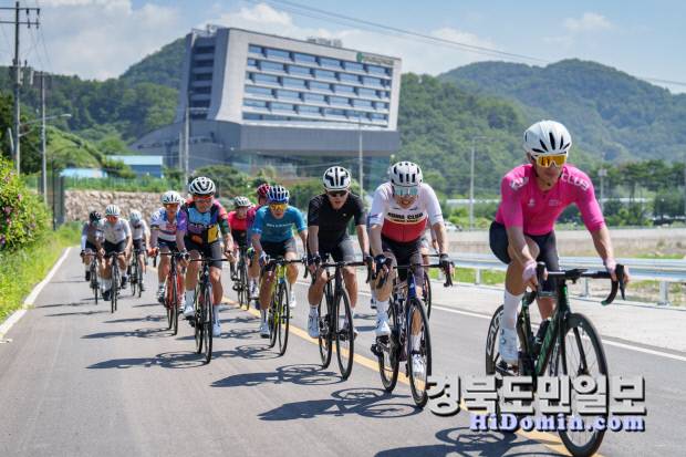 '2025 한수원과 함께하는 경주 바람의 언덕 전국 힐클라임 대회'에 참가한 전국 500여명의 선수들이 힘찬 레이스를 펼치고 있다. 사진=월성본부 제공
