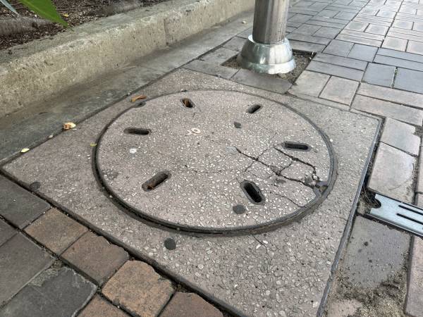 대구 북구 인도 한 콘크리트 맨홀에 균열이 생긴 모습. 이유경 기자