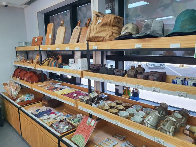 지난달 29일 찾은 함안군 로컬푸드 행복장터 직매장 매대 곳곳에 신선 농산물보다 가공식품이 주를 이루고 모자, 화장품 등 ‘로컬푸드’와 무관한 제품이 버젓이 진열돼 있다.