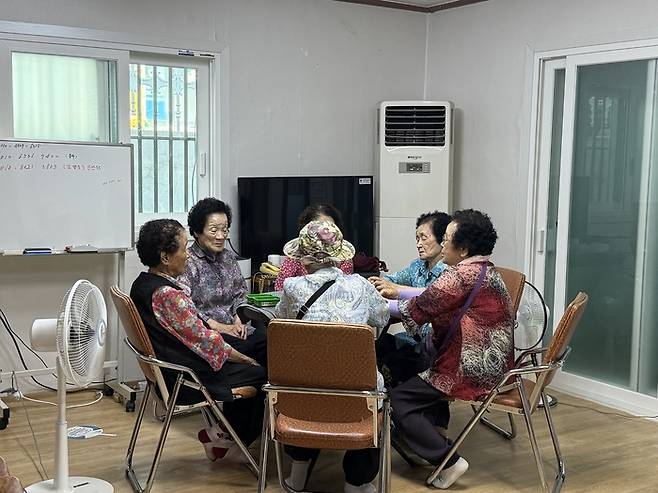 6월30일 오후 3시쯤 무더위쉼터로 지정된 대구 달서구 백합공원에 어르신들이 모여 있다. 구경모 기자