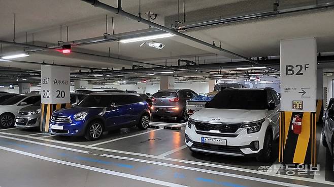 주차공간이 있음에도 붉은 등(자리 없음)으로 표기된 모습