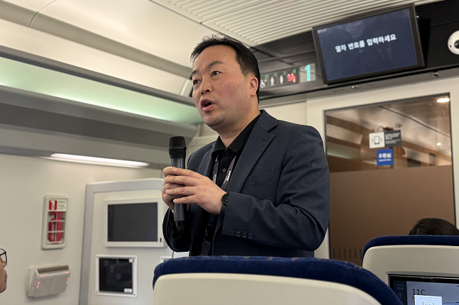 지난 24일 공명상 현대로템 고속&SE실 상무가 2세대 KTX-이음 열차 안에서 열린 설명회에서 발표하고 있다./사진=백유진 기자 byj@