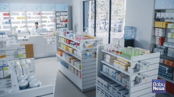 지난 한 해 건강보험 재정에서 지출된 의약품비가 27조원에 달하는 것으로 나타났다. 특히 고령화로 약을 타는 노인들이 늘어나면서 건보 재정에 적잖은 부담이 작용한 것으로 보인다. ⓒ베이비뉴스