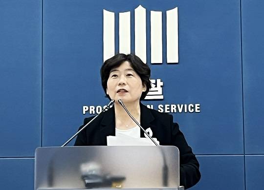 윤석열 전 대통령의 12.3 내란 및 외환 혐의 등을 수사하는 내란 특검 박지영 특검보가 24일 오후 서울 서초구 서울고검 기자실에서 브리핑을 하고 있다.(사진/뉴스1)