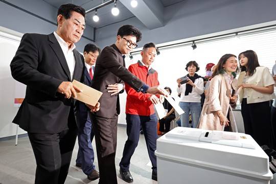 한동훈 국민의힘 전 대표가 지난달 29일 광주의 한 사전투표소에서 투표 후 투표 용지를 투표함에 넣고 있다. (출처 : 뉴스1)