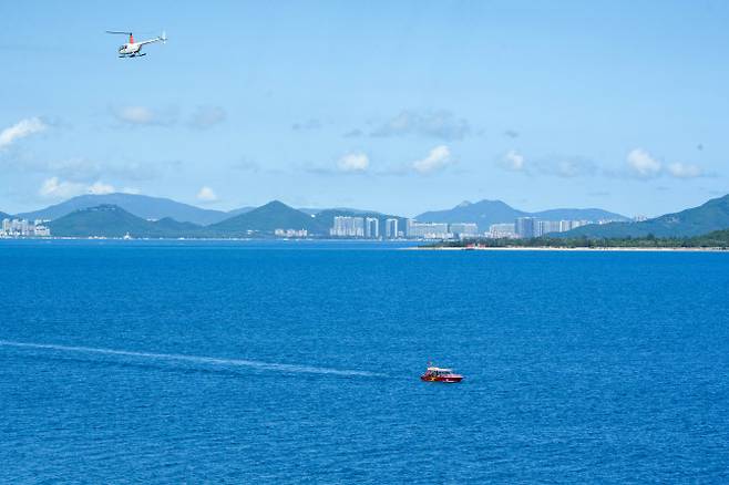 중국 하이난성 싼야 관광지에서 요트와 헬기가 지나가고 있다. (사진=징즈)