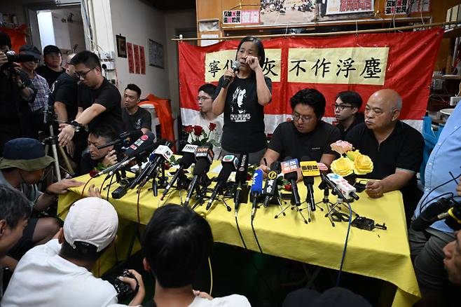 홍콩 사회민주당(LSD)의 찬 포잉(가운데) 대표가 29일(현지시간) 홍콩 본사에서 열린 기자회견에서 연설하고 있다. (사진=AFP)