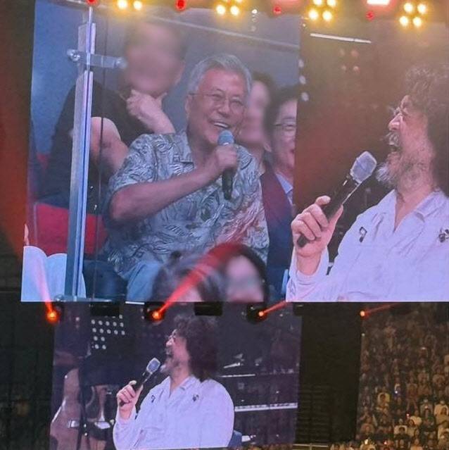 지난 29일 인천 영종도 인스파이어 아레나에서 열린 '더파워풀' 콘서트에 문재인 전 대통령과 김어준씨가 대화를 나누고 있다.(사진=엑스)