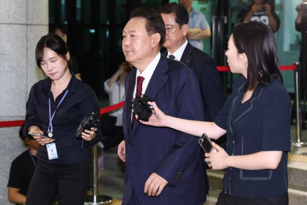 피의자 신분으로 내란 특검 조사를 받은 윤석열 전 대통령이 지난 29일 서초구 서울고검 청사를 나서고 있다.(사진=연합뉴스)