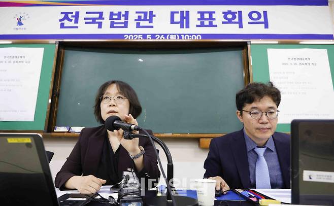 김예영 전국법관대표회의 의장이 지난달 26일 경기 고양시 사법연수원에서 열린 전국법관대표회의 임시회의에서 개회선언을 하고 있다. (사진=공동취재단)