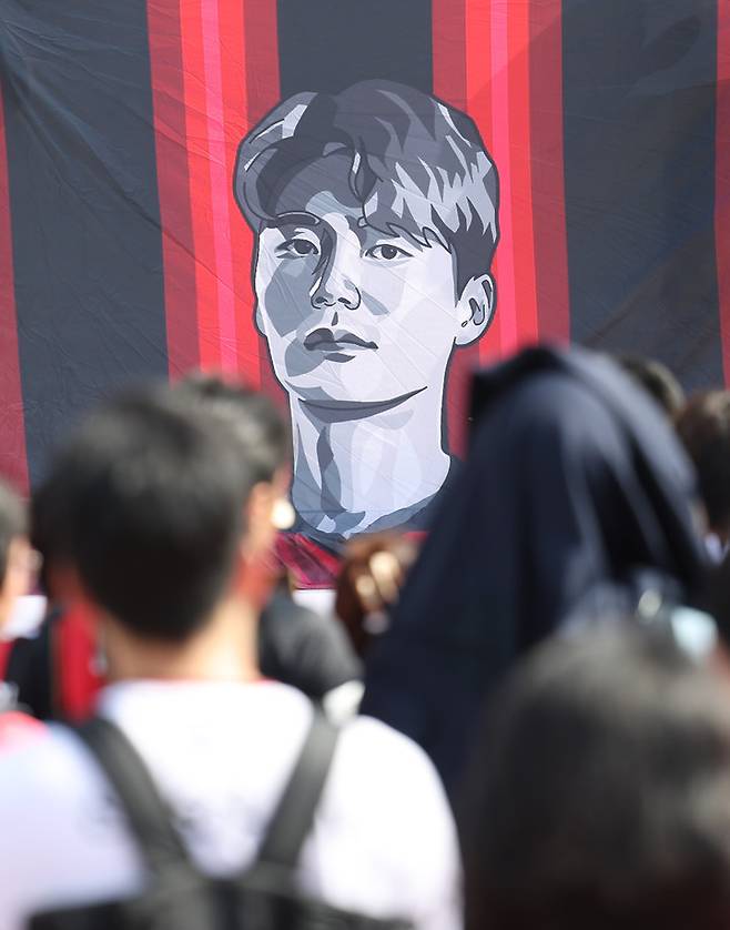 &nbsp;FC서울 팬들이 29일 서울 마포구 서울월드컵경기장 앞에서 열린 '무능 불통 구단 FC서울 장례식' 기자회견에서&nbsp;기성용&nbsp;얼굴이 그려진 깃발을 들고 있다. 2025.6.29