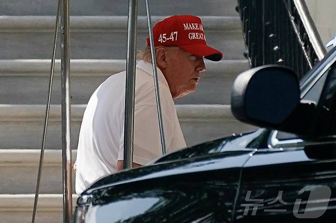 도널드 트럼프 미국 대통령이 지난 28일(현지시간) 워싱턴DC 트럼프 내셔널 골프클럽에서 린지 그레이엄(사우스캐롤라이나) 상원의원 등과 골프 라운드 후 백악관에 도착한 차량에서 내려 건물 입구로 향하려 하고 있다. 2025.06.29 ⓒ 로이터=뉴스1 ⓒ News1 류정민 특파원