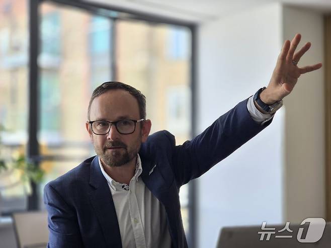 샘 키민스 클라이밋그룹 에너지 총괄이 27일(현지시간) 클라이밋 그룹 영국 런던 본부에서 인터뷰하고 있다. ⓒ 뉴스1 황덕현 기자