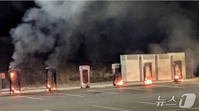 테슬라 방화 현장 - 현지 소방서 배포