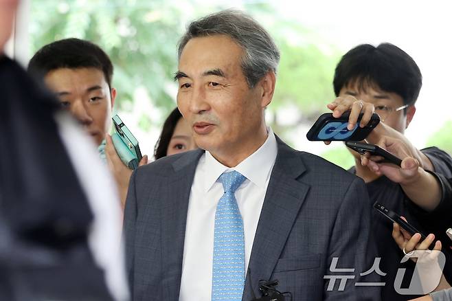 윤석열 전 대통령의 부인 김건희 여사 의혹 관련 사건을 맡은 민중기 특별검사가 30일 오전 서울 서초구 사무실로 출근하며 취재진의 질의를 받고 있다. 2025.6.30/뉴스1 ⓒ News1 이동해 기자