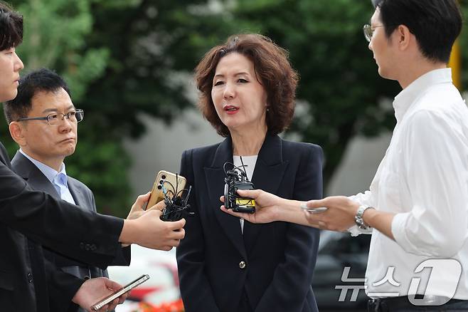 이진숙 교육부 장관 후보자가 30일 오전 서울 여의도 한국교육시설안전원에 마련된 인사청문회 사무실로 출근하며 취재진의 질의에 답변하고 있다. 2025.6.30/뉴스1 ⓒ News1 신웅수 기자