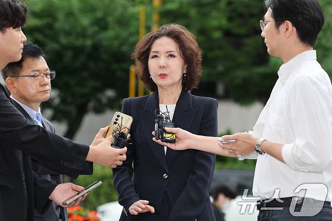 이진숙 교육부 장관 후보자가 30일 오전 서울 여의도 한국교육시설안전원에 마련된 인사청문회 사무실로 출근하며 취재진의 질의에 답변하고 있다. 2025.6.30/뉴스1 ⓒ News1 신웅수 기자