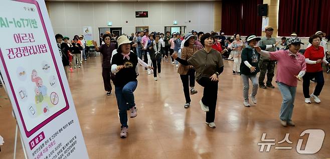충북 괴산군이 개최한 'AI·IoT기반 건강 걷기대회'에 참여한 어르신들이 출발에 앞서 준비운동을 하고 있다.(괴산군 제공, 재판매 및 DB금지)/뉴스1