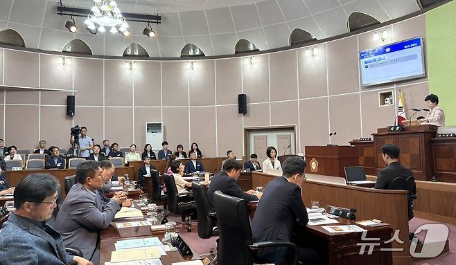 30일 열린 제255회 거제시의회 제1차 정례회에서 민생회복지원금 지원 조례안을 심의하고 있다.2025.06.30/뉴스1 강미영기자