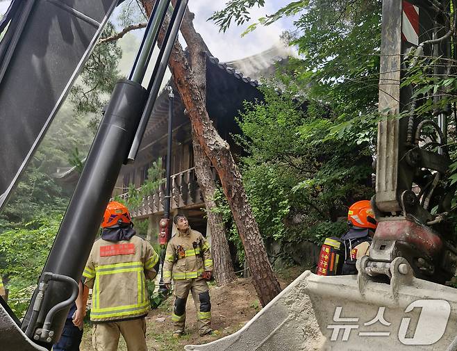 30일 서울 성북구 소재 문화유산인 '성북동 별서(성락원)'에 화재가 발생해 소방 당국이 화재진압을 하고 있다. (성북소방서 제공, 재판매 및 DB 금지) 2025.6.30/뉴스1