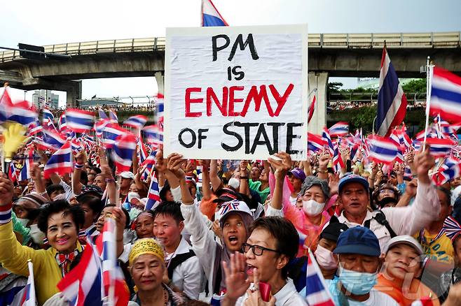 태국 방콕 전승기념탑에서 지난 28일(현지시간) 패통탄 친나왓 총리의 퇴진을 요구하는 대규모 시위가 열렸다. 2025.06.28 ⓒ 로이터=뉴스1 ⓒ News1 최종일 선임기자