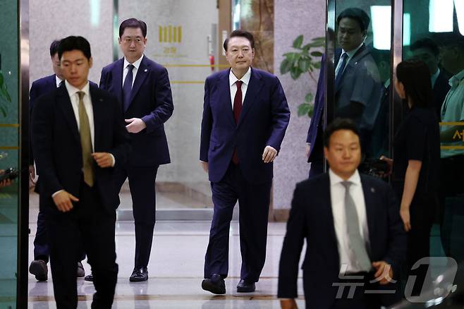 윤석열 전 대통령이 29일 새벽 서울 서초구 서울고등검찰청 청사에 마련된 내란특검 사무실에서 피의자 신분으로 조사를 마친 뒤 귀가하고 있다.(공동취재) 2025.6.29/뉴스1 ⓒ News1 김성진 기자