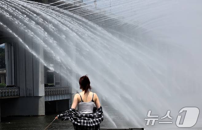 서울 전역에 폭염주의보가 발령된 30일 오후 서울 서초구 반포한강공원에서 시민들이 반포대교 달빛무지개분수를 바라보며 산책을 하고 있다. 2025.6.30/뉴스1 ⓒ News1 이동해 기자