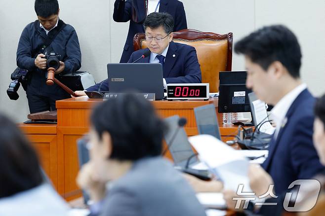 안호영 국회 환경노동위원회 위원장이 25일 오전 서울 여의도 국회에서 열린 제426회국회(임시회) 제1차 전체회의에서 의사봉을 두드리고 있다. 2025.6.25/뉴스1 ⓒ News1 안은나 기자