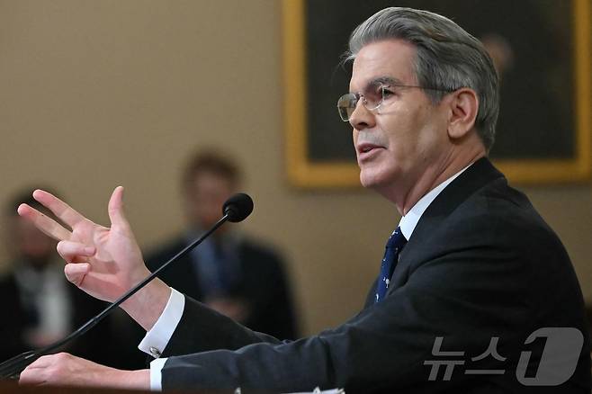 스콧 베선트 미국 재무장관이 11일(현지시간) 워싱턴DC의 롱워스 하우스 오피스 빌딩에서 열린 미 하원 세입위원회 청문회에서 증언하고 있다. 베선트 재무장관은 중국과의 런던 무역협상과 관련 "중국은 세계 역사상 가장 불균형한 경제를 보유하고 있다＂면서 ＂그들은 부동산 침체기에 처해 있으며, 일부는 위기를 초래할 수 있다. 그들이 국내 문제를 해결하지 않고 수출을 통해 번영하는 방식으로 돌아가도록 허용해서는 안 된다＂라고 말했다. 2025.06.11 ⓒ AFP=뉴스1 ⓒ News1 류정민 특파원