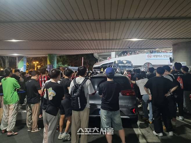 경기 후 버스를 막은 서울 팬. 사진 | 상암=박준범기자