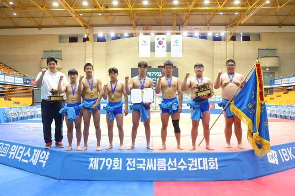 사진┃29일(일) 충북 제천시 제천체육관에서 열린 '제79회 전국씨름선수권대회' 남자중학교부 단체전 우승을 차지한 능인중학교(대구광역시)정경진 감독(왼쪽 첫번째)과 함께 기념사진 대한씨름협회